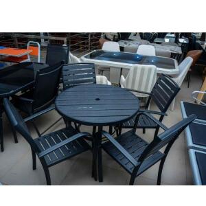 SET OF IRON SITOUT BY 4 WITH ROUND TABLE